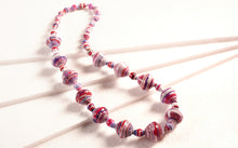 Lade das Bild in den Galerie-Viewer, Halskette mit großen und kleinen Papierperlen "Massai"