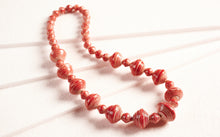 Lade das Bild in den Galerie-Viewer, Halskette mit großen und kleinen Papierperlen "Massai"