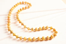 Lade das Bild in den Galerie-Viewer, Schicke, lange Kette aus Papierperlen "Saint Tropez"