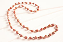 Lade das Bild in den Galerie-Viewer, Schicke, lange Kette aus Papierperlen "Saint Tropez"