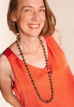 Lade das Bild in den Galerie-Viewer, Schicke, lange Kette aus Papierperlen "Saint Tropez"