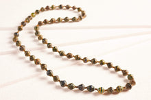 Load image into Gallery viewer, Dunkle Perlenkette auf weißem Hintergrund