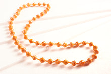 Lade das Bild in den Galerie-Viewer, Schicke, lange Kette aus Papierperlen "Saint Tropez"