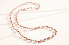 Lade das Bild in den Galerie-Viewer, Schicke, lange Kette aus Papierperlen "Saint Tropez"