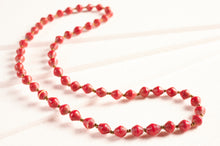 Lade das Bild in den Galerie-Viewer, Schicke, lange Kette aus Papierperlen "Saint Tropez"