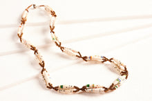 Lade das Bild in den Galerie-Viewer, Kurze Halskette mit länglichen Papierperlen in Bündeln "Senta"