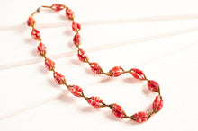 Lade das Bild in den Galerie-Viewer, Kurze Halskette mit länglichen Papierperlen in Bündeln "Senta"