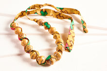 Lade das Bild in den Galerie-Viewer, Handgemachte Statement-Kette „Songky Cloth“ – afrikanische Papierperlen & Stoff