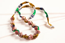 Lade das Bild in den Galerie-Viewer, Papierperlenkette mit afrikanischem Stoffband "Songky Cloth"
