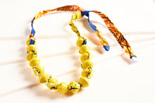Lade das Bild in den Galerie-Viewer, Papierperlenkette mit afrikanischem Stoffband "Songky Cloth"