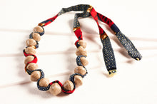 Lade das Bild in den Galerie-Viewer, Handgemachte Statement-Kette „Songky Cloth“ – afrikanische Papierperlen & Stoff