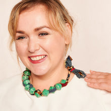 Lade das Bild in den Galerie-Viewer, Papierperlenkette mit afrikanischem Stoffband "Songky Cloth"