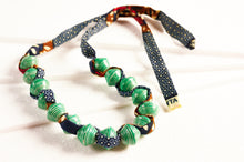 Lade das Bild in den Galerie-Viewer, Handgemachte Statement-Kette „Songky Cloth“ – afrikanische Papierperlen & Stoff
