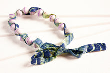 Lade das Bild in den Galerie-Viewer, Papierperlenkette mit afrikanischem Stoffband "Songky Cloth"