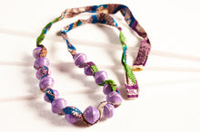Lade das Bild in den Galerie-Viewer, Handgemachte Statement-Kette „Songky Cloth“ – afrikanische Papierperlen & Stoff