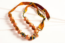 Lade das Bild in den Galerie-Viewer, Handgemachte Statement-Kette „Songky Cloth“ – afrikanische Papierperlen & Stoff