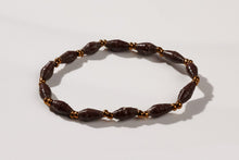 Lade das Bild in den Galerie-Viewer, Armband Acholi aus kleinen braunen Papierperlen und goldenen Kunstperlen