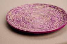 Lade das Bild in den Galerie-Viewer, Dekotablett Kampala L aus Recyclingpapier in Lila auf grauem Hintergrund