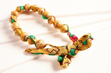 Lade das Bild in den Galerie-Viewer, Handgemachte Statement-Kette „Songky Cloth“ – afrikanische Papierperlen & Stoff