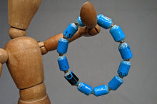 Lade das Bild in den Galerie-Viewer, Blaues Armband an Puppe Pearls of Africa
