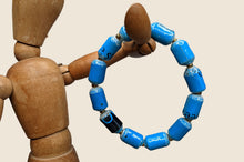 Load image into Gallery viewer, Blaues Armband an Puppe Pearls of Africa