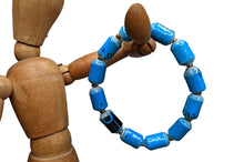 Lade das Bild in den Galerie-Viewer, Blaues Armband an Puppe Pearls of Africa