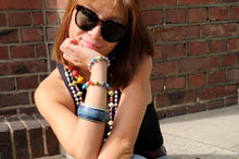 Lade das Bild in den Galerie-Viewer, Frau mit Miriam Makeba und vielen Schmuckstücken an Handgelenk