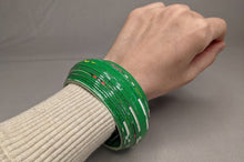 Lade das Bild in den Galerie-Viewer, Armreif am Handgelenk Miriam Makeba Grün