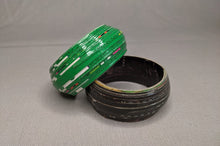 Lade das Bild in den Galerie-Viewer, Papierarmreife in Grün und Schwarz Mariam Makeba