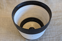 Lade das Bild in den Galerie-Viewer, Deko-Becher „Gulu“ – handgemacht aus Recyclingpapier | schwarz-weiß