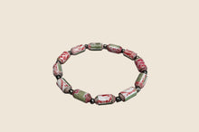 Load image into Gallery viewer, Beiges Armband aus zylinderförmigen Papierperlen Kribi Pearls of Africa