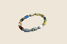 Load image into Gallery viewer, Buntes Armband aus zylinderförmigen Papierperlen Kribi Pearls of Africa