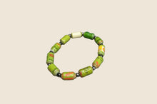Load image into Gallery viewer, Grünes Armband aus zylinderförmigen Papierperlen Kribi Pearls of Africa