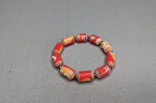 Lade das Bild in den Galerie-Viewer, Rotes Armband aus zylinderförmigen Papierperlen Kribi Pearls of Africa

