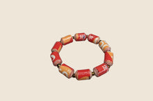 Load image into Gallery viewer, Rotes Armband aus zylinderförmigen Papierperlen Kribi Pearls of Africa