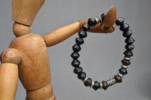 Lade das Bild in den Galerie-Viewer, Perlenarmband Leo an Puppe