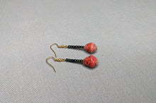 Lade das Bild in den Galerie-Viewer, Ohrringe mit einer Papierperle Rot Happy Bead