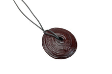 Lade das Bild in den Galerie-Viewer, Bordeaux Deko-Anhänger mit Band Pearls of Africa