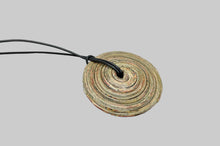 Lade das Bild in den Galerie-Viewer, Bunter Deko-Anhänger mit Band Pearls of Africa