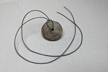 Lade das Bild in den Galerie-Viewer, Dunkler Deko-Anhänger mit Band Pearls of Africa