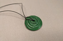 Lade das Bild in den Galerie-Viewer, Grüner Deko-Anhänger mit Band Pearls of Africa
