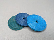 Lade das Bild in den Galerie-Viewer, Runder Perlenanhänger aus Recyclingpapier "John"