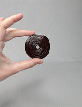 Lade das Bild in den Galerie-Viewer, Runder Perlenanhänger aus Recyclingpapier "John"