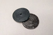 Lade das Bild in den Galerie-Viewer, Runder Perlenanhänger aus Recyclingpapier "John"