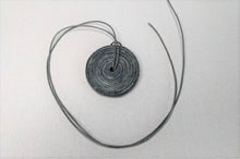 Lade das Bild in den Galerie-Viewer, Runder Perlenanhänger aus Recyclingpapier "John"