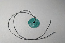 Lade das Bild in den Galerie-Viewer, Runder Perlenanhänger aus Recyclingpapier "John"