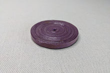 Lade das Bild in den Galerie-Viewer, Runder Perlenanhänger aus Recyclingpapier "John"