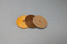 Lade das Bild in den Galerie-Viewer, Runder Perlenanhänger aus Recyclingpapier "John"