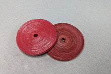 Lade das Bild in den Galerie-Viewer, Runder Perlenanhänger aus Recyclingpapier "John"