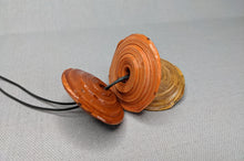 Lade das Bild in den Galerie-Viewer, Brauner Deko-Anhänger mit Band Pearls of Africa